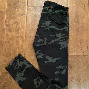 Good American Camo print leggings